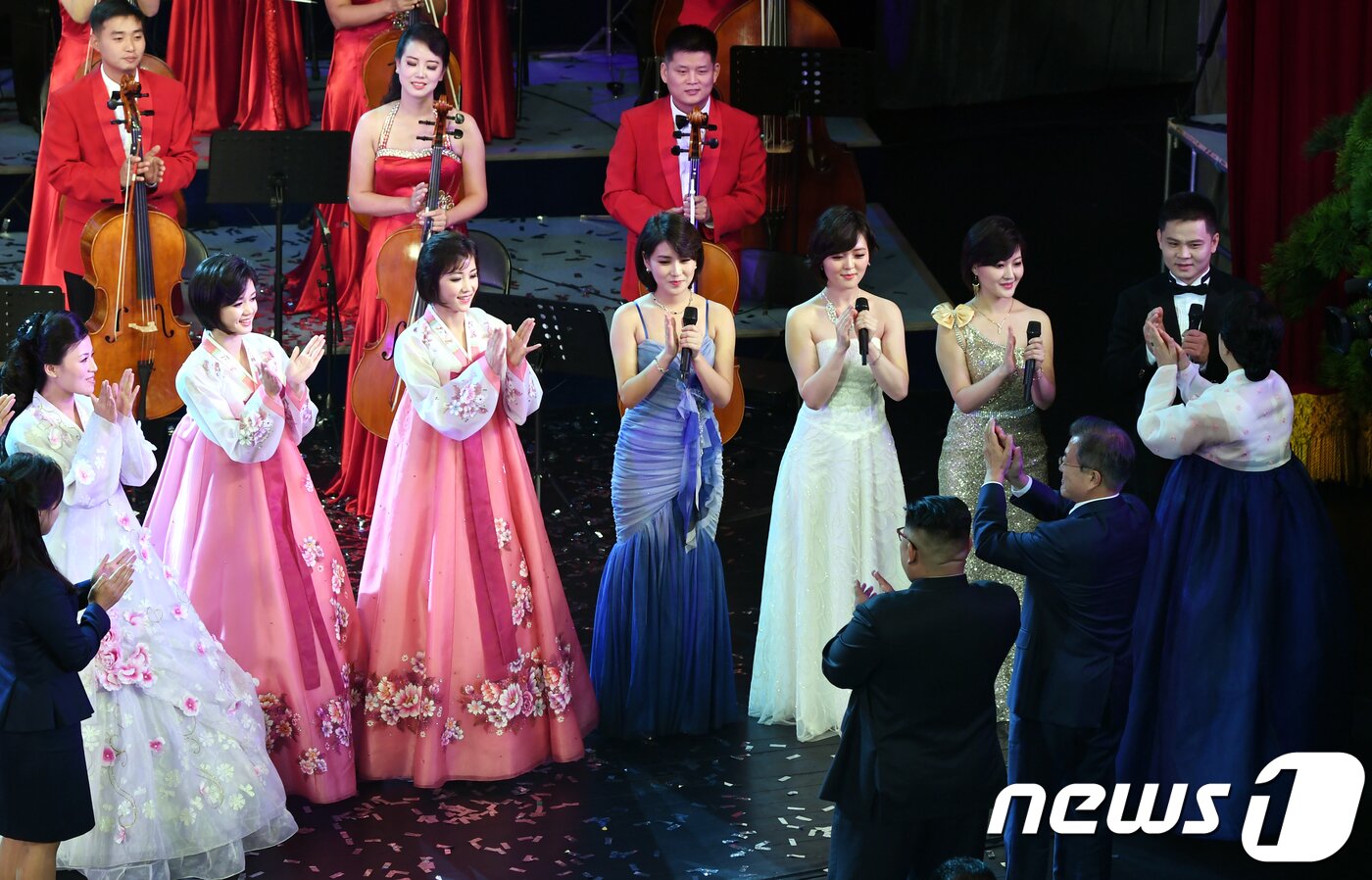 본문 이미지 - 문재인 대통령과 부인 김정숙 여사가 18일 오후 평양대극장에서 열린 삼지연 관현악단의 환영공연을 관람한 뒤 김정은 북한 국무위원장, 부인 리설주 여사와 무대에 올라 출연진을 격려하고 있다. 2018.9.18/뉴스1 ⓒ News1 평양사진공동취재단