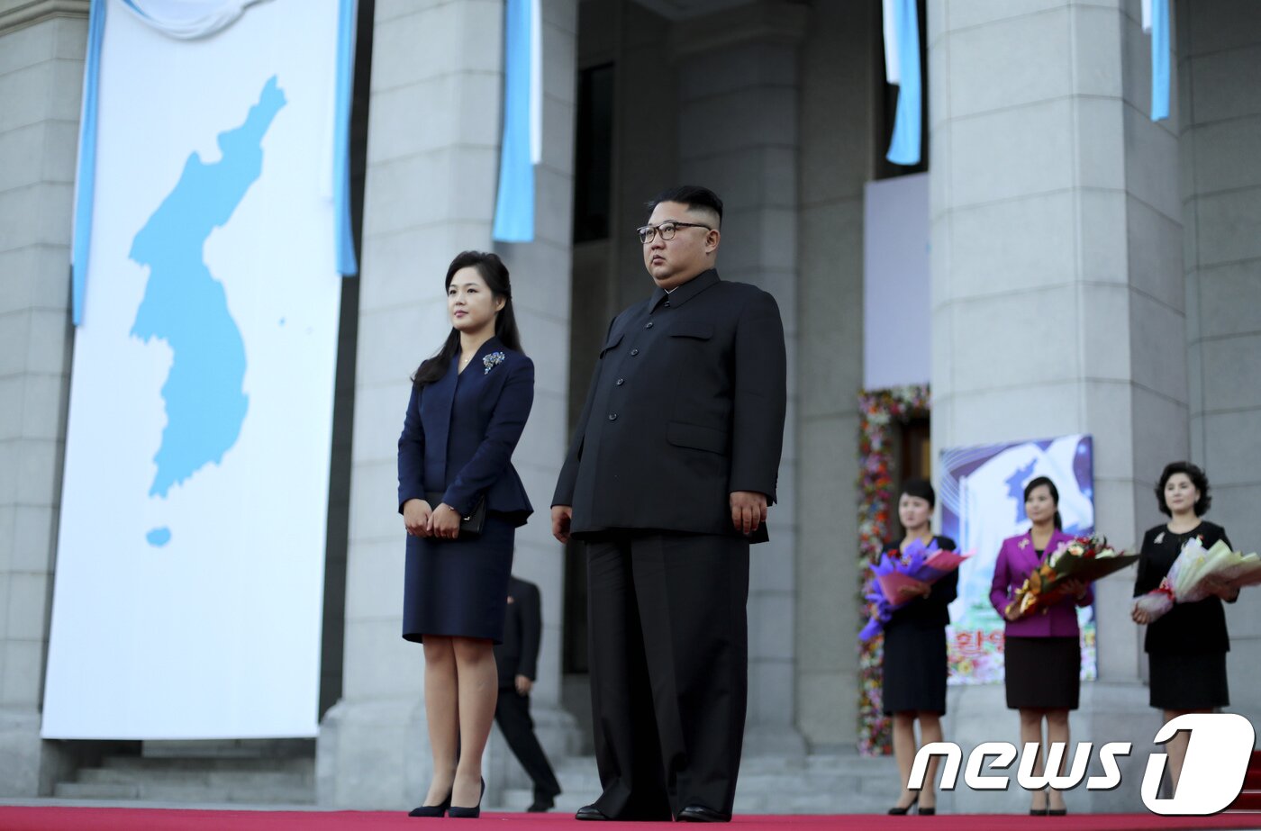 본문 이미지 - 김정은 북한 노동당 총비서와 부인 리설주 여사가 평양대극장에서 삼지연 관현악단의 환영공연에 참석하는 문재인 대통령 내외를 기다리고 있다. 2018.9.18/뉴스1 ⓒ News1 평양사진공동취재단
