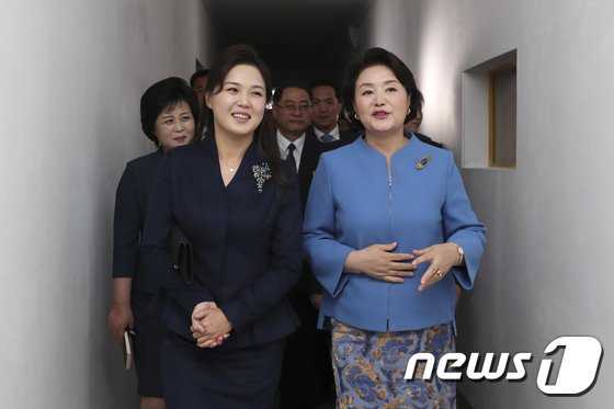 김정숙-리설주 '찰떡궁합'…두손 맞잡으며 하루종일 '친밀'
