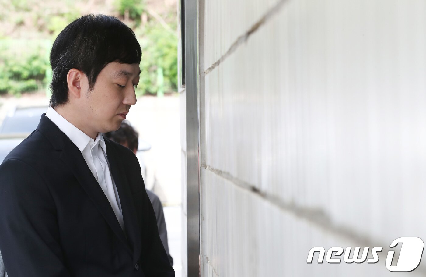 본문 이미지 - 2018 평창 동계올림픽을 앞두고 한국 여자 쇼트트랙 간판 심석희를 비롯한 선수들을 폭행해 상습 상해 혐의로 기소된 조재범 전 쇼트트랙 국가대표팀 코치가 19일 오전 경기도 성남시 수원지방법원 성남지원에서 열린 선고 공판에 출석 하기 위해 기다리고 있다. 조 전 코치는 올해 1월 동계올림픽 출전을 앞두고 훈련 중이던 심 선수를 포함한 선수들을 수십차례 때려 전치 3주 상처를 입힌 혐의를 받고 있다. 2018.9.19/뉴스1 ⓒ News1 오장환 기자