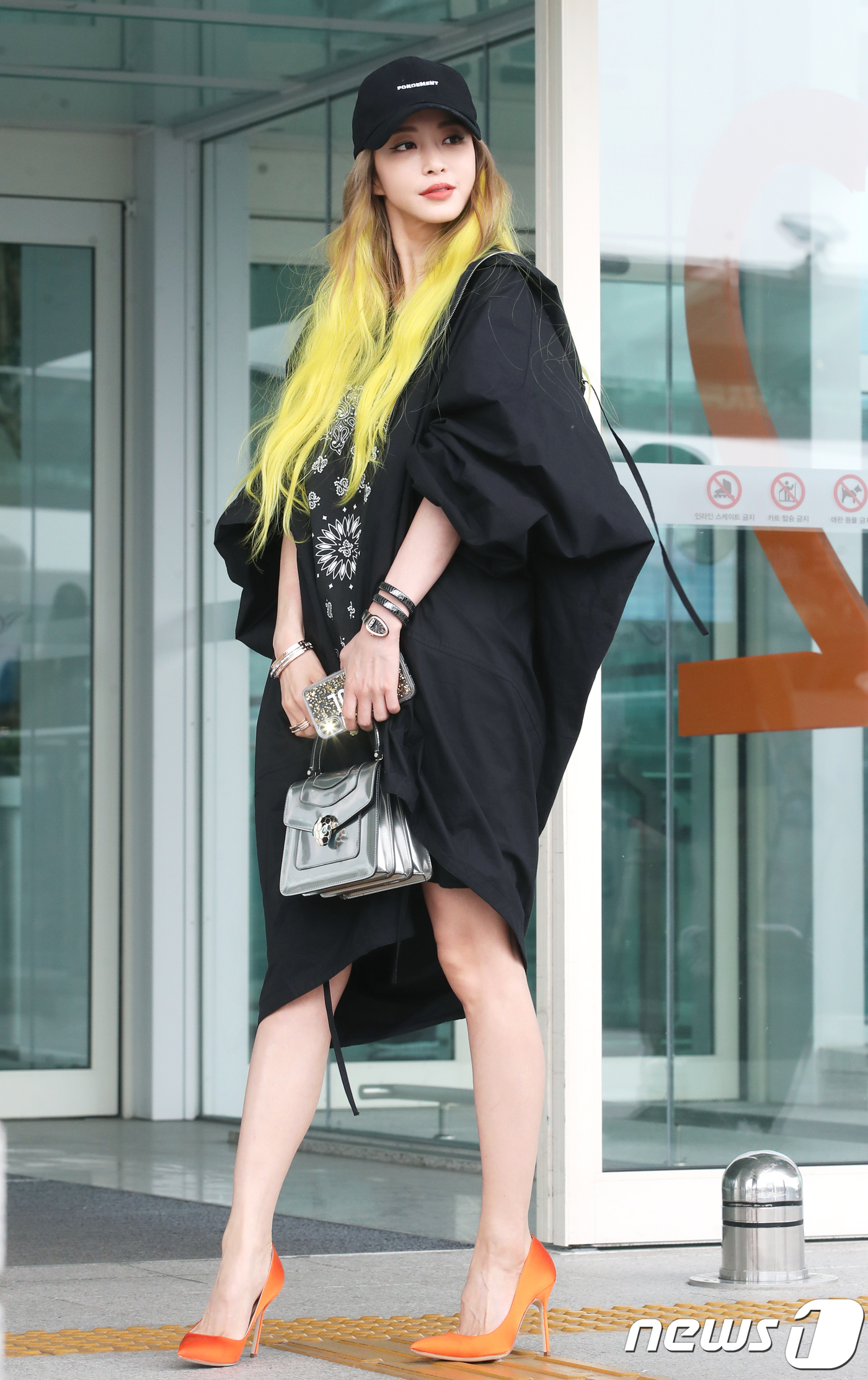 (인천공항=뉴스1) 권현진 기자 = 배우 한예슬이 패션위크 참석차 19일 오후 인천국제공항을 통해 이탈리아 밀라노로 출국하고 있다. 2018.9.19/뉴스1