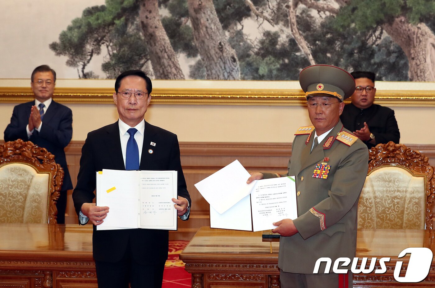본문 이미지 - 문재인 대통령과 김정은 국무위원장이 19일 백화원 영빈관에서 송영무 국방부 장관과 노광철 북한 인민무력상의 판문점선언 이행을 위한 군사분야 합의문을 교환을 지켜보며 박수를 치고 있다. 2018.9.19/뉴스1 ⓒ News1 평양사진공동취재단