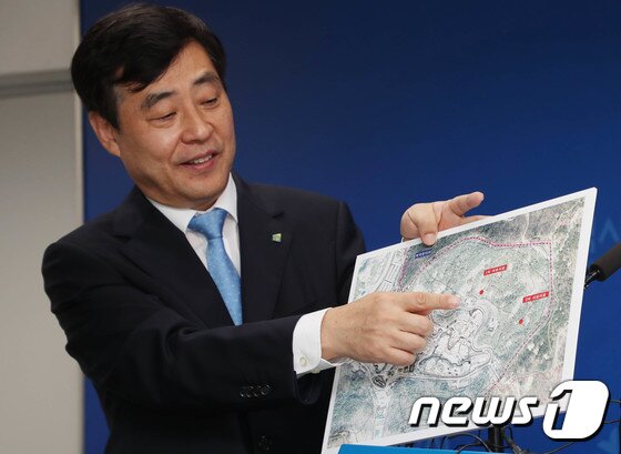 본문 이미지 - 유영균 대전도시공사 사장이 19일 오전 대전시청에서 열린 긴급 기자간담회에서 전날 대전동물원 퓨마 탈출사고 경위를 밝히고 있다. ⓒ News1