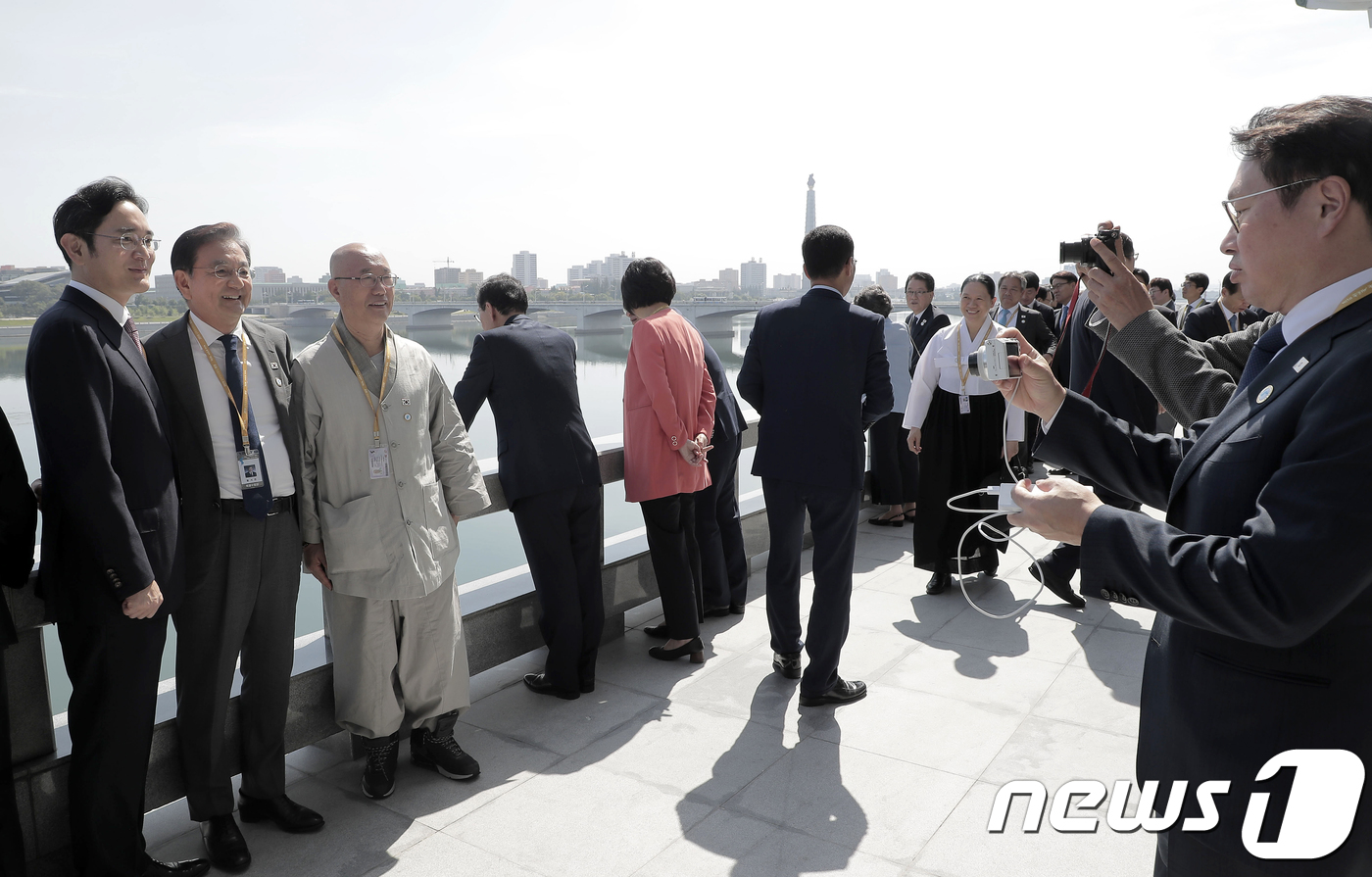 (평양=뉴스1) 평양사진공동취재단 = 문재인 대통령을 동행해 평양을 방문중인 특별사절단의 이재용 삼성전자 부회장과 외삼촌인 홍석현 중앙홀딩스 회장이 19일 오후 오찬이 열린 평양 …