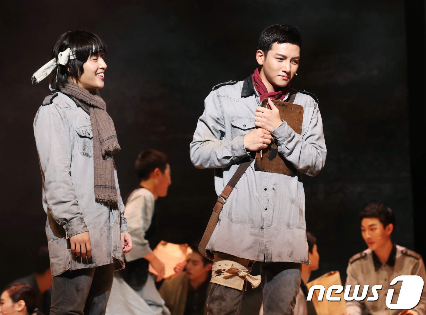 (서울=뉴스1) 권현진 기자 = 배우 강하늘, 지창욱(오른쪽)이 19일 오후 서울 용산구 국립중앙박물관 내 극장 용에서 열린 창작 뮤지컬 ‘신흥무관학교’ 프레스콜에 출연해 열연을 …