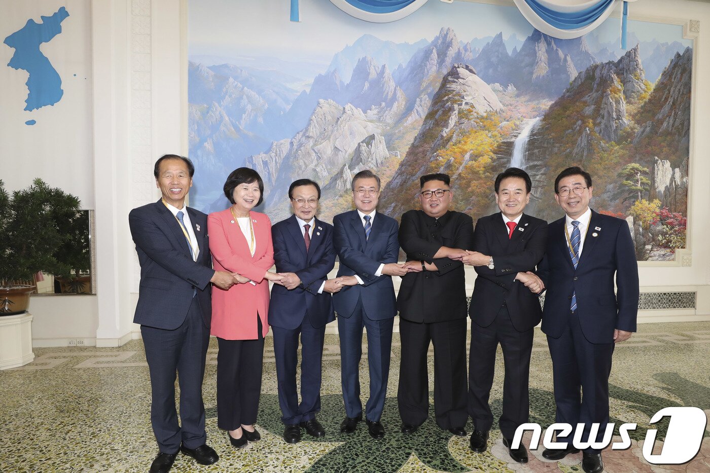 본문 이미지 - 문재인 대통령과 북한 김정은 국무위원장이 19일 오후 평양 옥류관에서 열린 오찬을 마친 뒤 이해찬 더불어민주당 대표 등 특별 수행원들과 기념촬영을 하고 있다. 왼쪽부터 최문순 강원지사, 이정미 정의당 대표, 이 대표, 문 대통령, 김 위원장, 정동영 민주평화당 대표, 박원순 서울시장. 2018.9.19/뉴스1 ⓒ News1 평양사진공동취재단