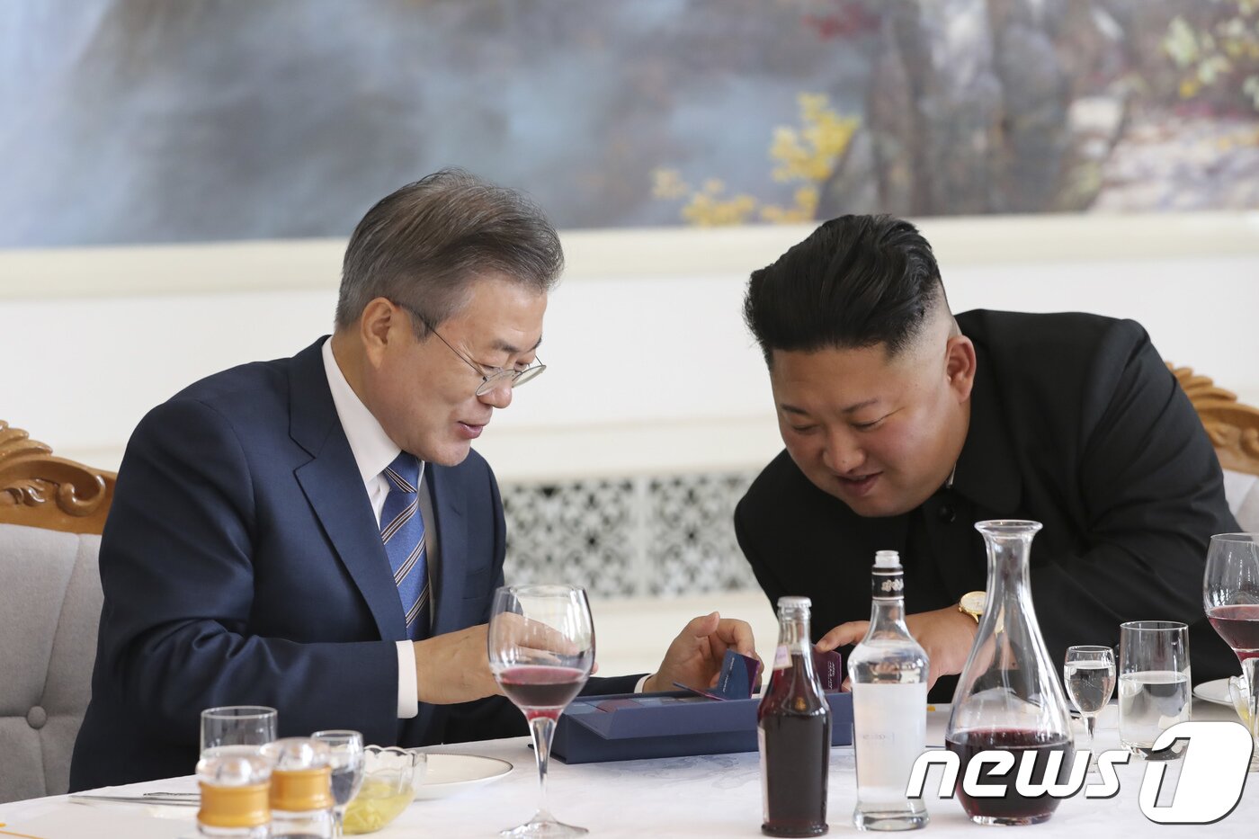 본문 이미지 - 문재인 대통령이 19일 평양 옥류관을 방문해 김정은 북한 국무위원장에게 판문점 회담 기념 메달과 북미정상회담 기념주화를 선물하고 있다. 2018.09.19/뉴스1 ⓒ News1 평양사진공동취재단