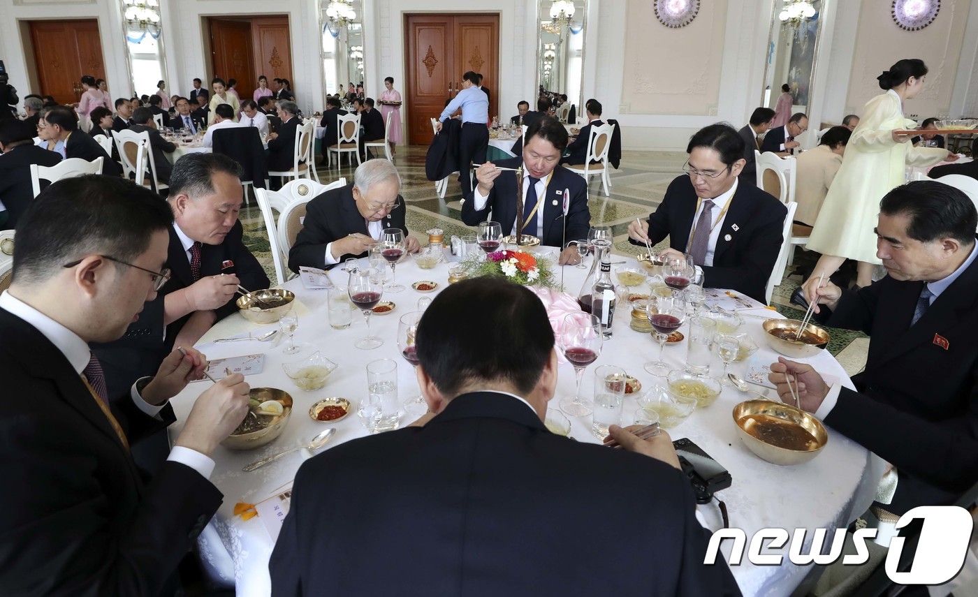 (평양=뉴스1) 평양사진공동취재단 = 19일 평양 옥류관에서 문재인 대통령 평양 방문 특별수행원으로 방북한 이재용 삼성전자 부회장, 최태원 SK 회장, 손경식 한국경총 회장이 리선 …