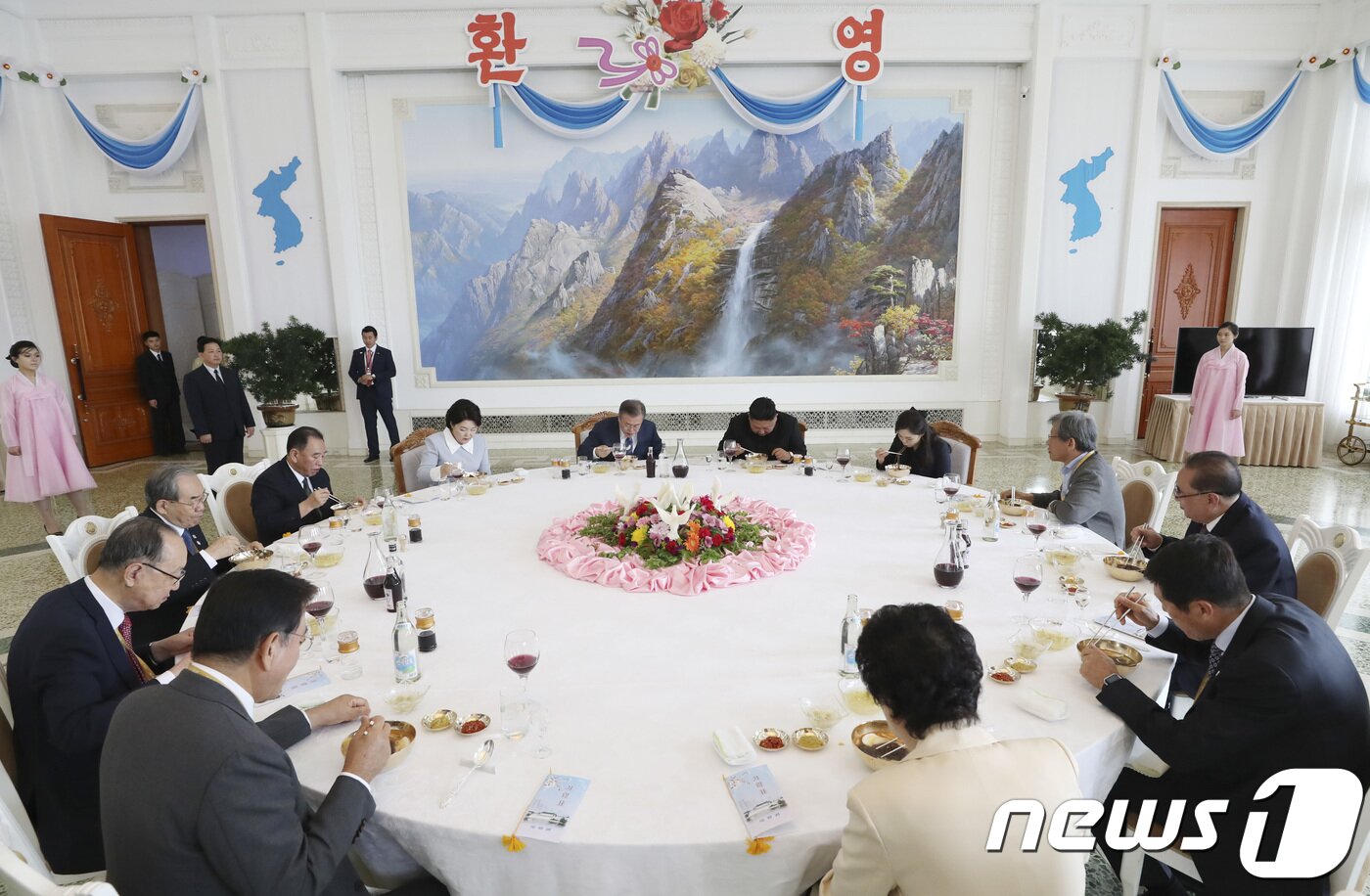 본문 이미지 - 문재인 대통령과 부인 김정숙 여사가 평양 옥류관에서 김정은 북한 국무위원장 내외와 오찬을 하고 있다. 2018.09.19/뉴스1 ⓒ News1 평양사진공동취재단