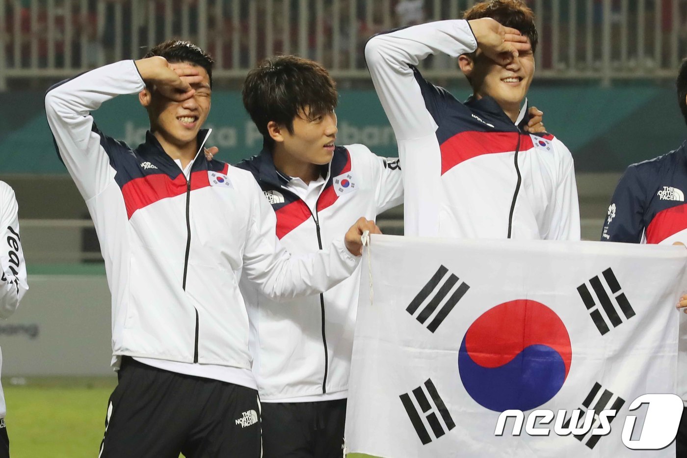 (보고르(인도네시아)=뉴스1) 임세영 기자 = 1일 오후 인도네시아 보고르 파칸사리 스타디움에서 열린 2018 자카르타·팔렘방 아시안게임 U-23 남자축구 메달 세리머니에서 황희찬 …