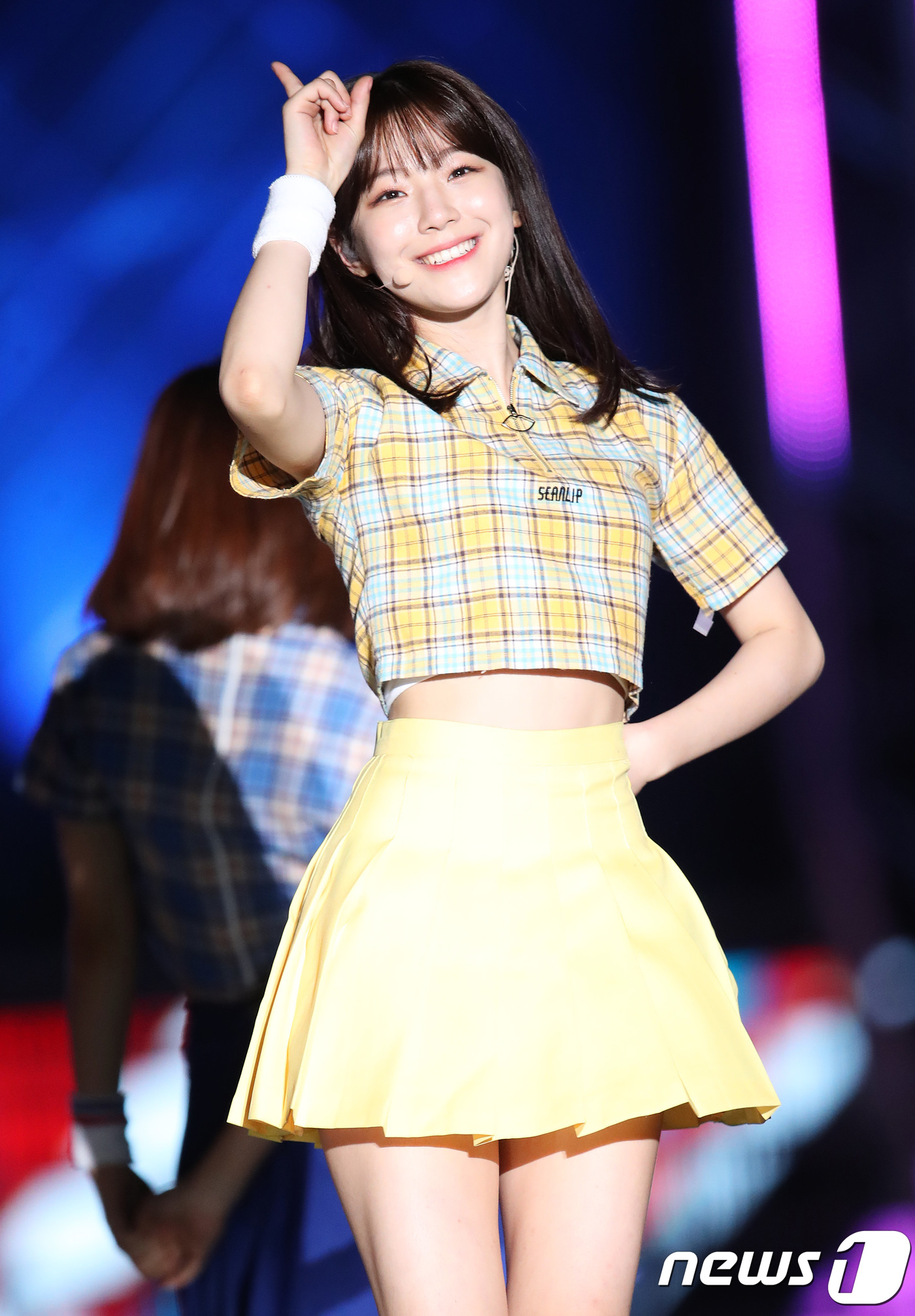 (인천=뉴스1) 권현진 기자 = 프로미스나인 박지헌이 1일 오후 인천문학경기장에서 열린 한류 콘서트 인천 K-POP(케이팝) 콘서트(2018 INK 콘서트)에 출연해 화려한 공연을 …