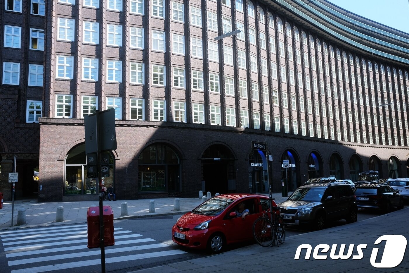 본문 이미지 - 건물들의 층수는 그다지 높지 않지만 사진에 한번에 담을 수 없을 정도로 옆으로 퍼져 있다ⓒ News1  