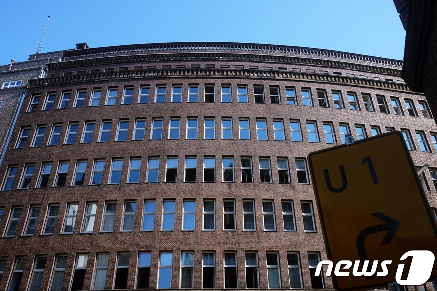 본문 이미지 - 다닥다닥 붙어 있는 창문들도 인상적으로 마치 새 장같다ⓒ News1 