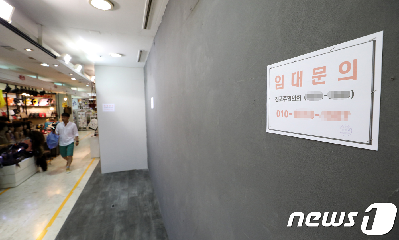 (서울=뉴스1) 안은나 기자 = 2일 서울 동대문의 한 대형복합쇼핑상가 내에 입대문의 안내문이 붙어있다. 모바일·온라인 쇼핑 증가, 유커 감소, 시장 경기 침체, 글로벌 의류기업의 …