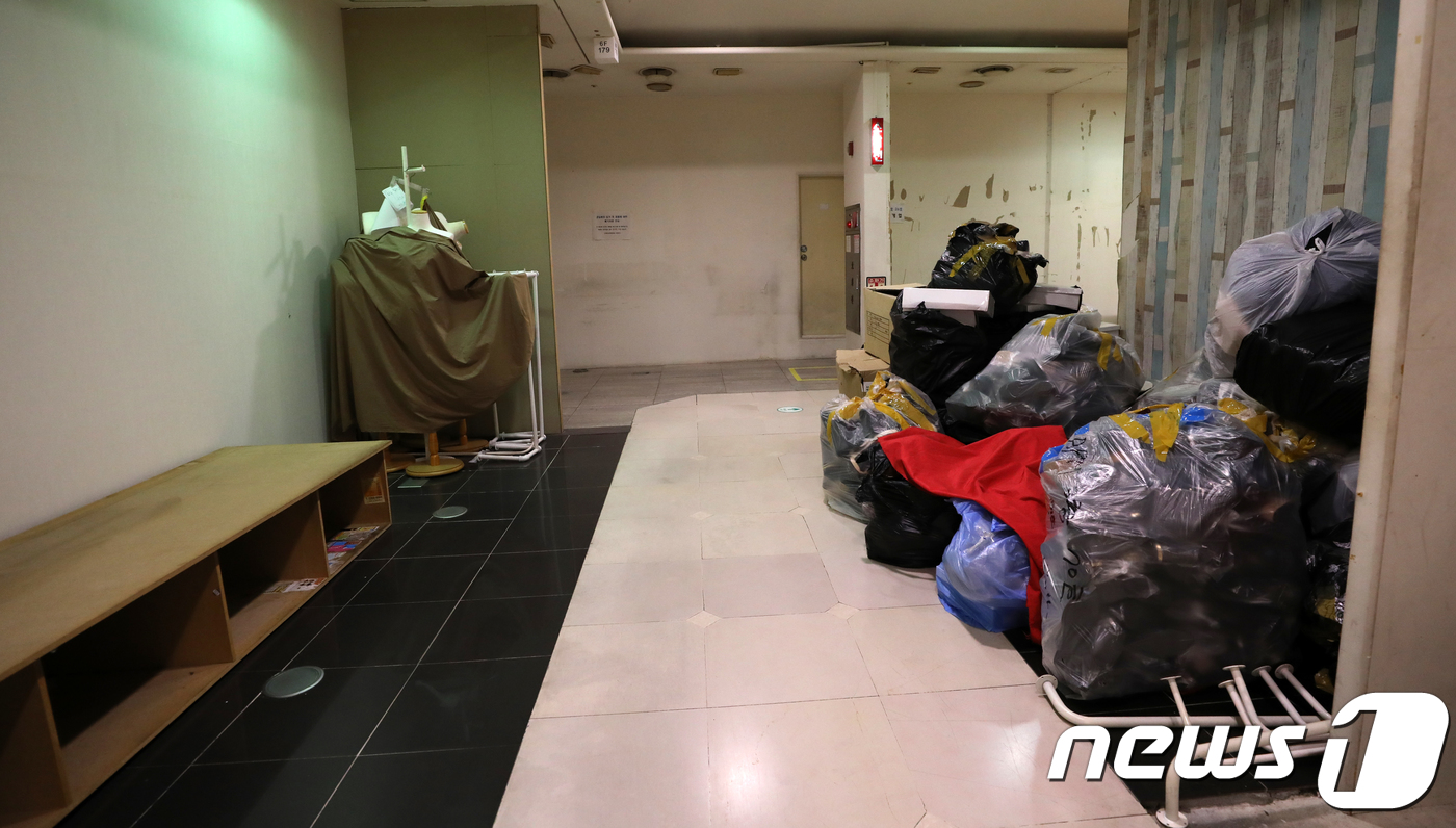 (서울=뉴스1) 안은나 기자 = 2일 서울 동대문의 한 대형복합쇼핑상가 내 일부가 비어 있다. 모바일·온라인 쇼핑 증가, 유커 감소, 시장 경기 침체, 글로벌 의류기업의 국내 진출 …