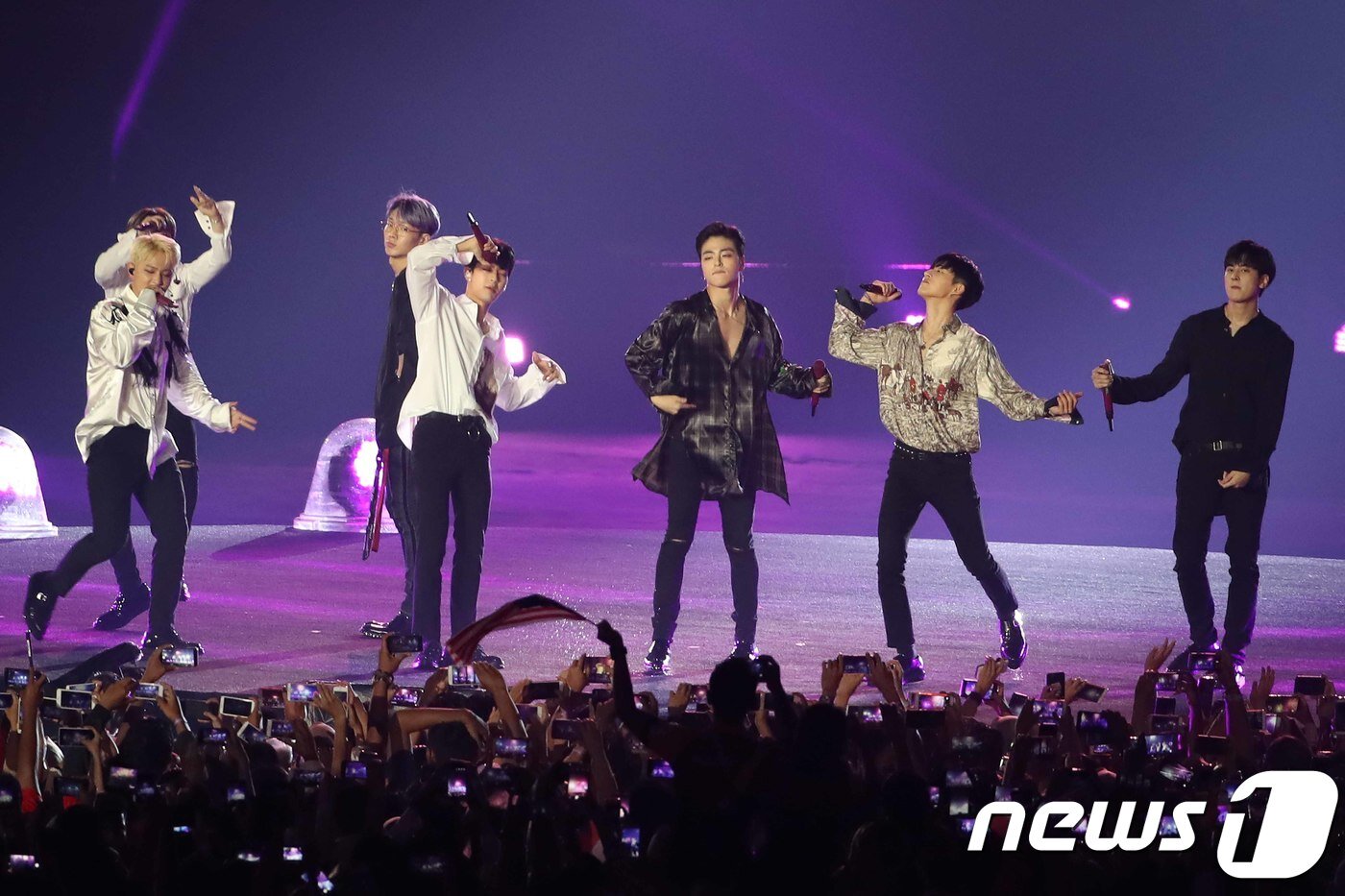 본문 이미지 - 2일 오후(현지시각) 인도네시아 자카르타 겔로라 붕 카르노(GBK) 스타디움에서 열린 2018 자카르타·팔렘방 아시안게임 폐막식(폐회식)에서 아이콘이 축하무대를 펼치고 있다.. 2018.9.2/뉴스1 ⓒ News1 임세영 기자