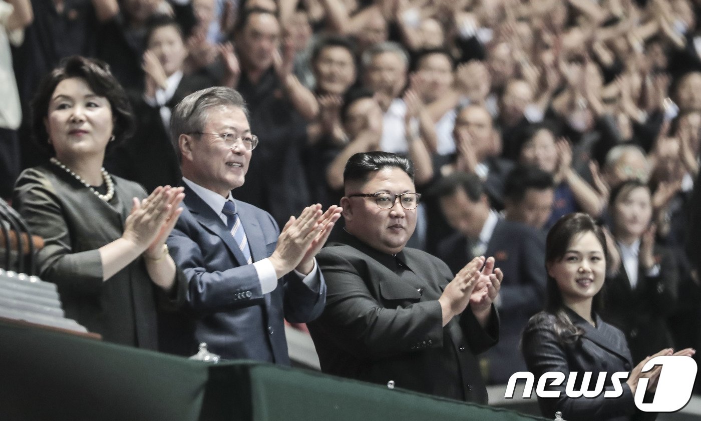 본문 이미지 - 문재인 대통령과 북한 김정은 국무위원장이 19일 밤 평양 5.1경기장에서 열린 남북정상회담 경축 대집단체조와 예술공연 '빛나는 조국'에 입장한 뒤 박수를 치고 있다. 2018. 9.19/뉴스1 ⓒ News1 평양사진공동취재단