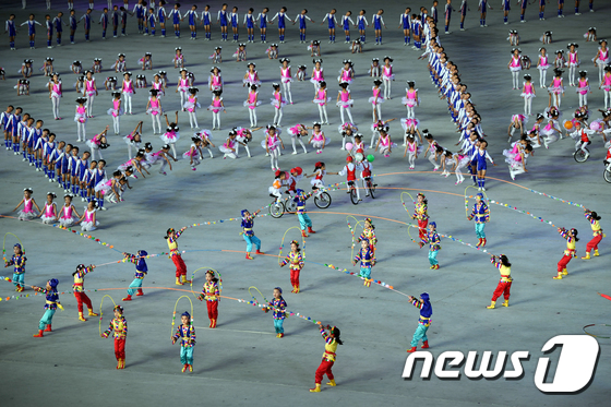 멋진 공연 펼치는 북한 공연단