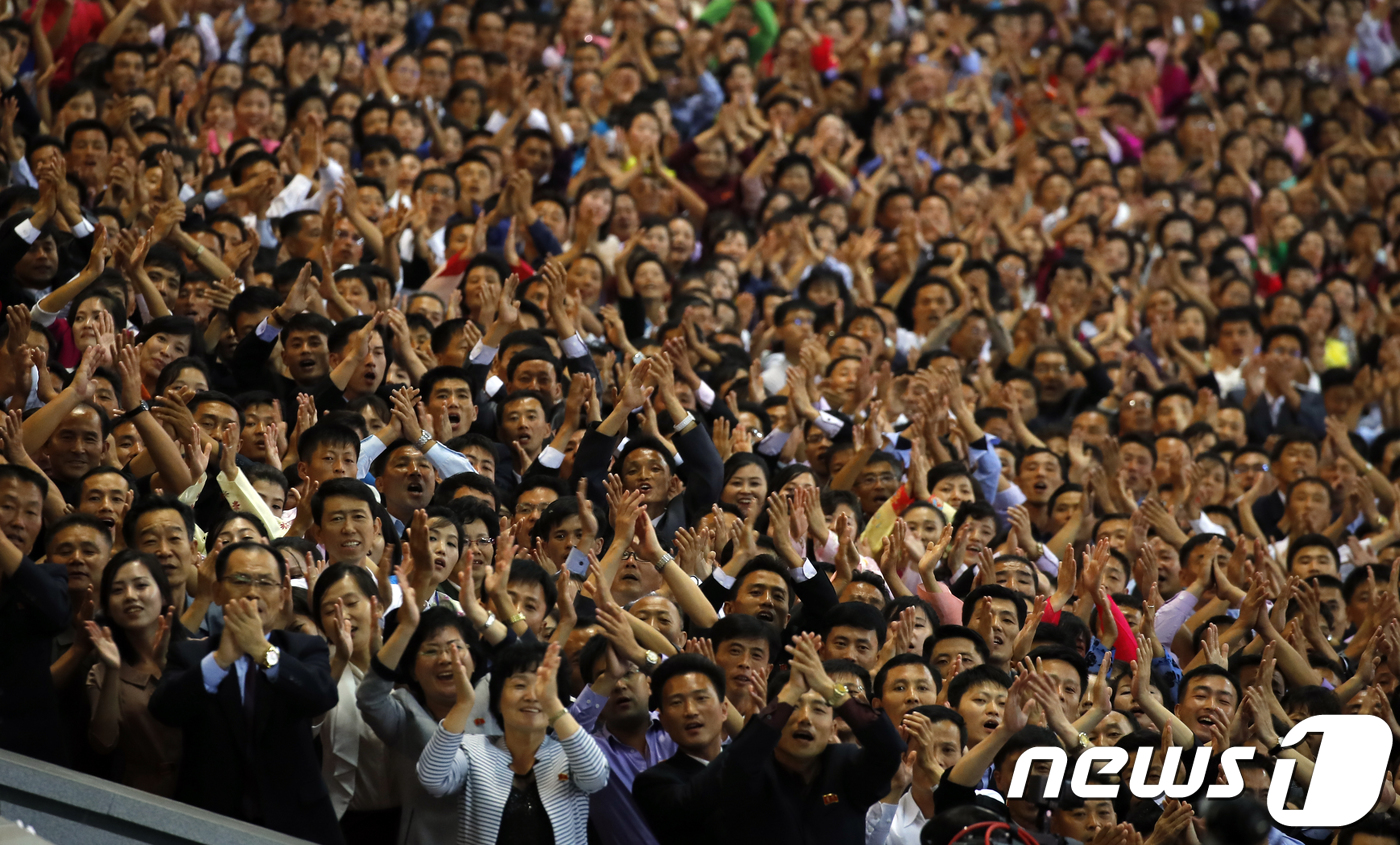 (평양=뉴스1) 평양사진공동취재단 = 19일 밤 평양 5.1 경기장에서 열린 '빛나는 조국' 공연에서 평양 시민들이 남북 정상이 입장하자 박수를 치며 환영하고 있다. 2018.9. …