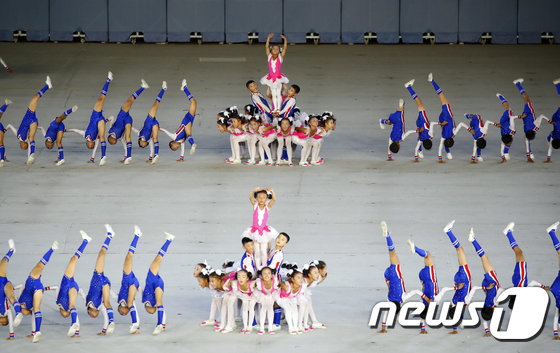 멋진 공연 선보이는 북한 어린이 공연단