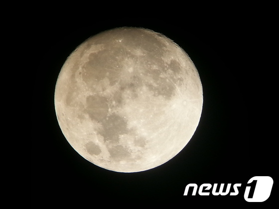 홍대용과학관에서 스마트폰으로 촬영한 보름달.© News1