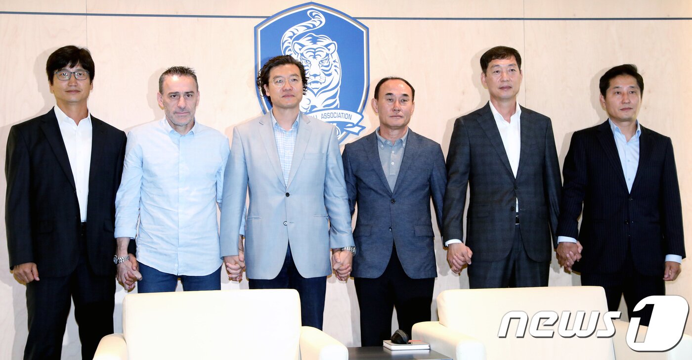 본문 이미지 - 20일 오전 서울 종로구 신문로 축구회관에서 열린 한국축구 발전을 위한 국가대표팀 감독 상견례에서 정정용 남자 U19 대표팀 감독(왼쪽부터), 파울로 벤투 남자 A대표팀 감독, 김판곤 감독선임위원장, 김학범 올림픽대표팀 감독, 최영준 기술발전위원장, 서효원 KFA 전임지도자 팀장이 손을 잡아 보이고 있다. 2018.9.20/뉴스1 ⓒ News1 박정호 기자