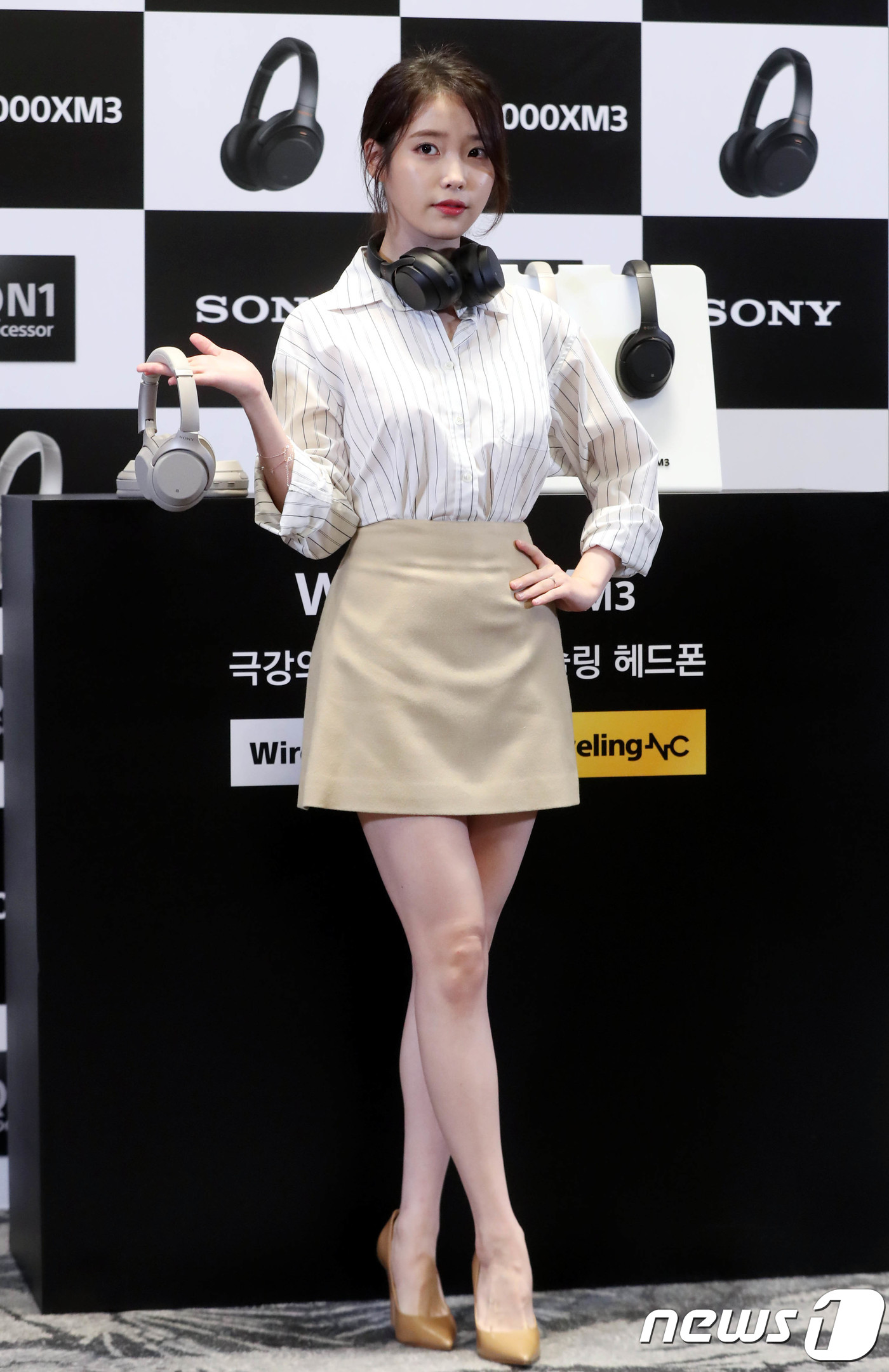 (서울=뉴스1) 이광호 기자 = 가수 아이유가 20일 서울 JW메리어트 동대문스퀘어 서울 호텔에서 소니코리아의 무선 노이즈 캔슬링 헤드셋 1000X 시리즈의 3세대 모델인 무선 노 …