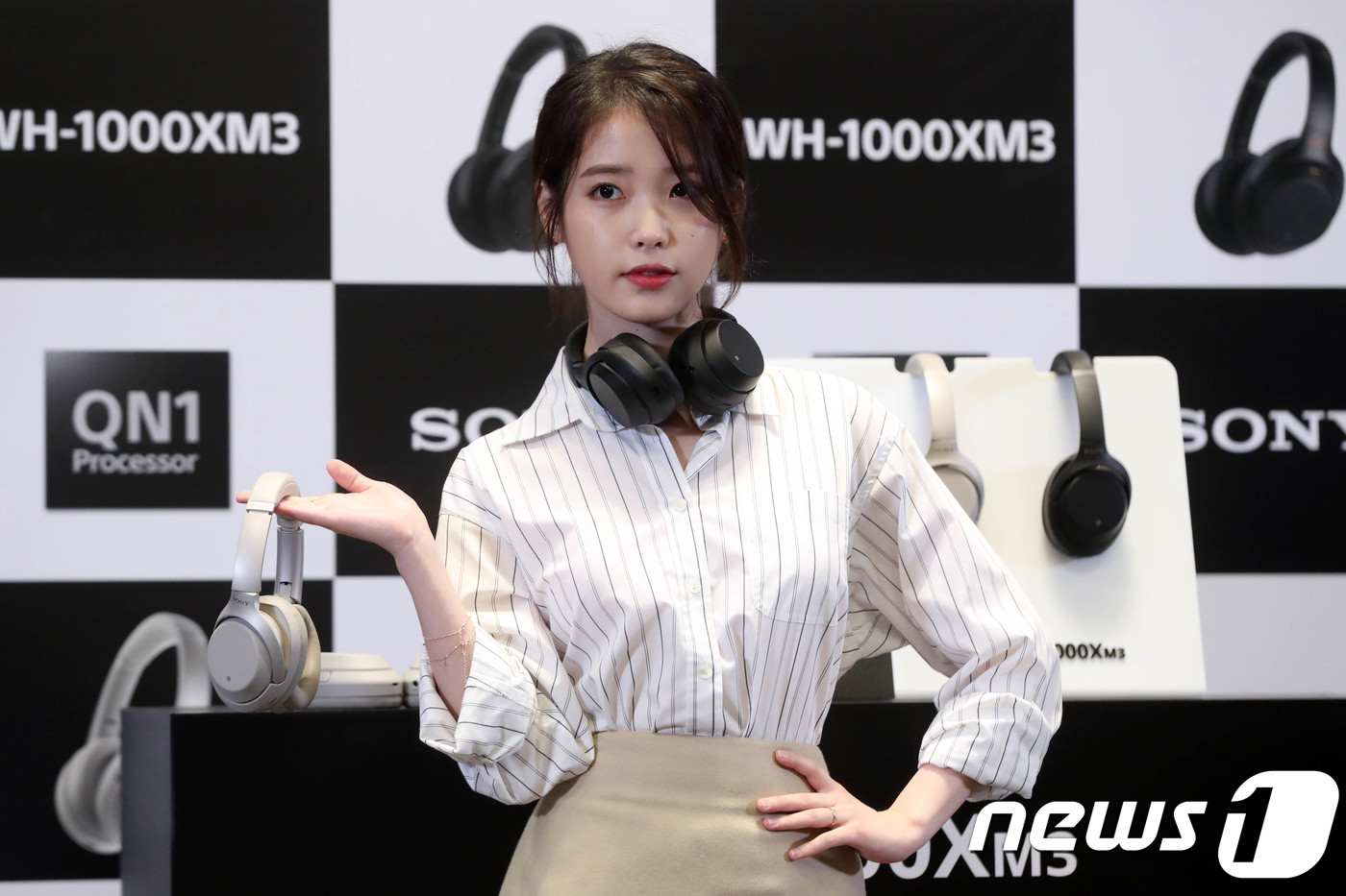 (서울=뉴스1) 이광호 기자 = 가수 아이유가 20일 서울 JW메리어트 동대문스퀘어 서울 호텔에서 소니코리아의 무선 노이즈 캔슬링 헤드셋 1000X 시리즈의 3세대 모델인 무선 노 …