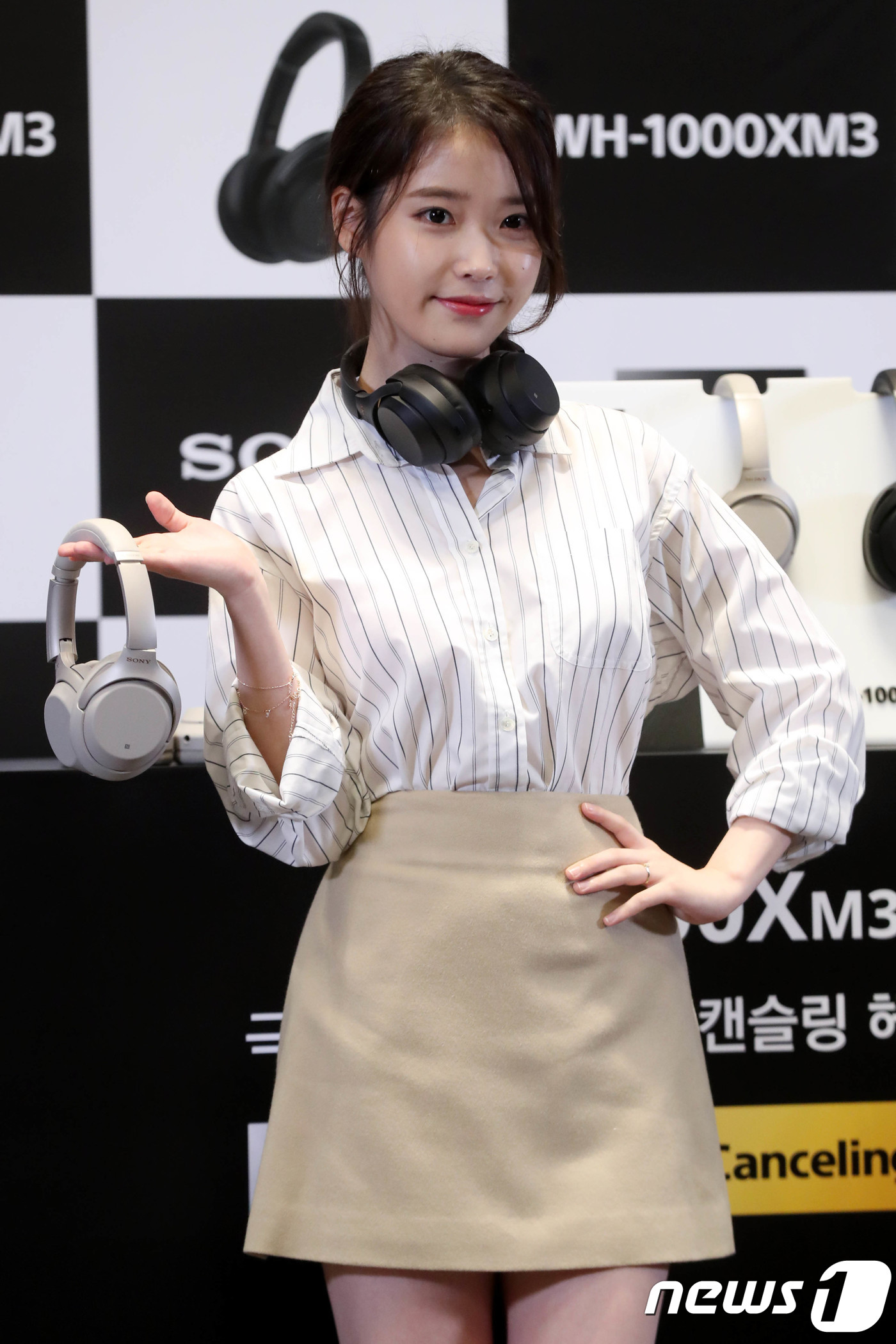 (서울=뉴스1) 이광호 기자 = 가수 아이유가 20일 서울 JW메리어트 동대문스퀘어 서울 호텔에서 소니코리아의 무선 노이즈 캔슬링 헤드셋 1000X 시리즈의 3세대 모델인 무선 노 …