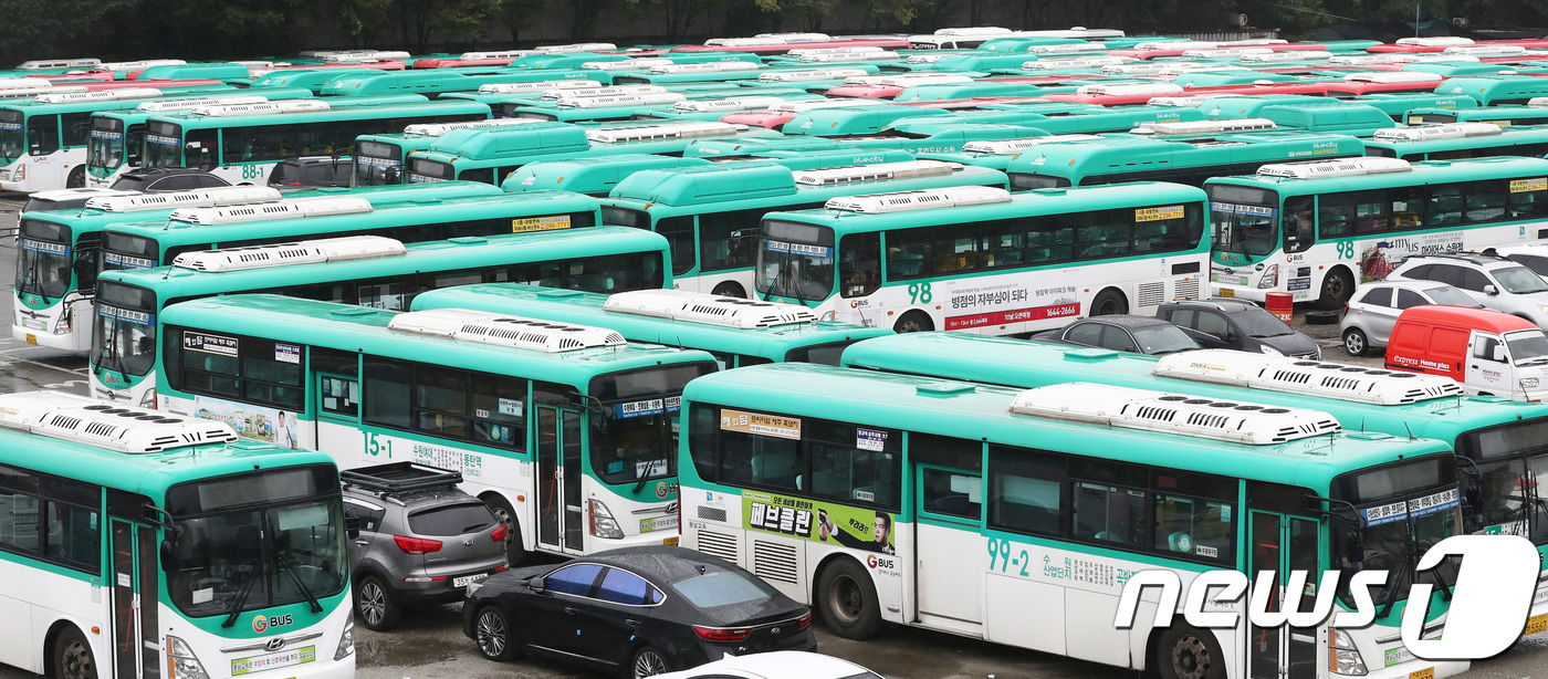 (수원=뉴스1) 오장환 기자 = 20일 오전 경기도 수원시 권선구 용남고속 차고지에 버스들이 줄지어 서 있다.용남고속 노조는 임금인상, 신규입사 사전 노조 동의, 노조 활동 유급인 …