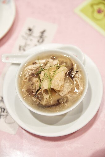 본문 이미지 - 호옹사람들은 겨울의 추위를 버티기 위해 뱀탕을 즐겨 먹는다