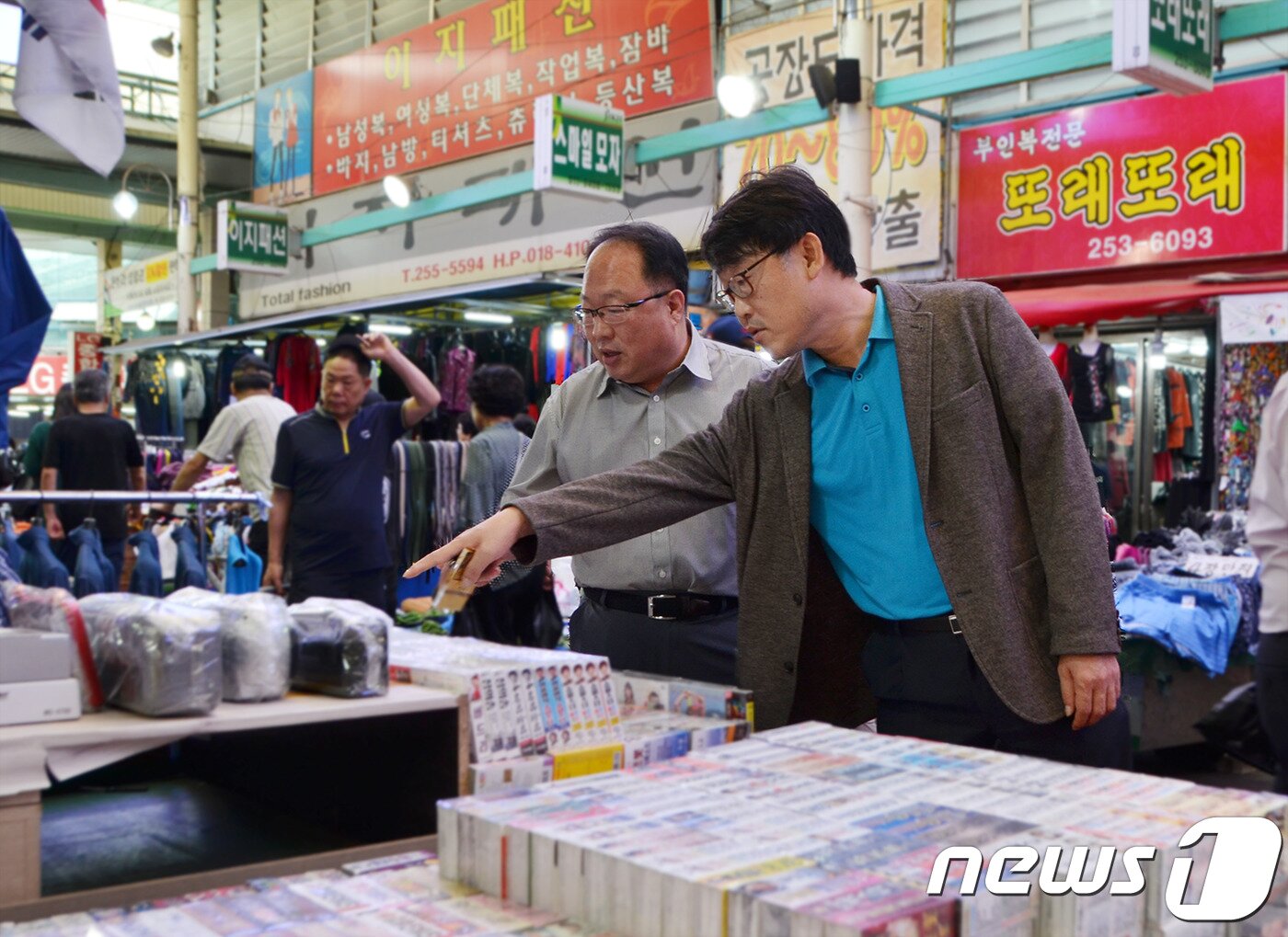 본문 이미지 - 서원대학교는 20일 청주 육거리전통시장에서 추석 맞이 장보기 행사를 했다.(서원대학교 제공).2018.9.20/뉴스1ⓒ News1 엄기찬 기자