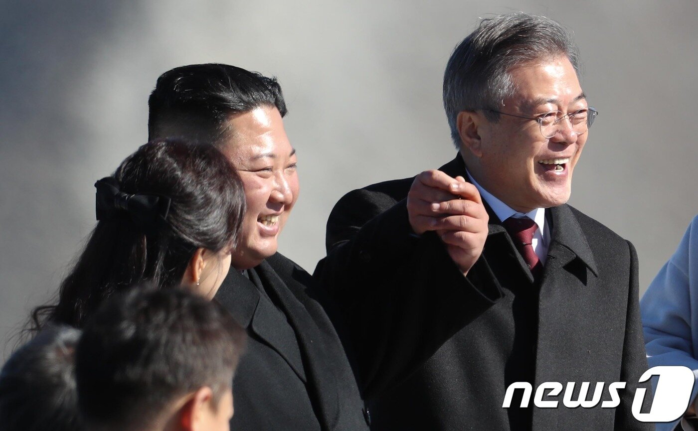 본문 이미지 - 20일 오전 문재인 대통령과 김정은 북한 국무위원장이 백두산 정상에 올라 손을 꼭 잡은 채 천지를 내려다 보고 있다. 김정숙 여사와 리설주 여사도 함께 했다.2018.9.20/뉴스1 ⓒ News1 평양사진공동취재단 ⓒ News1