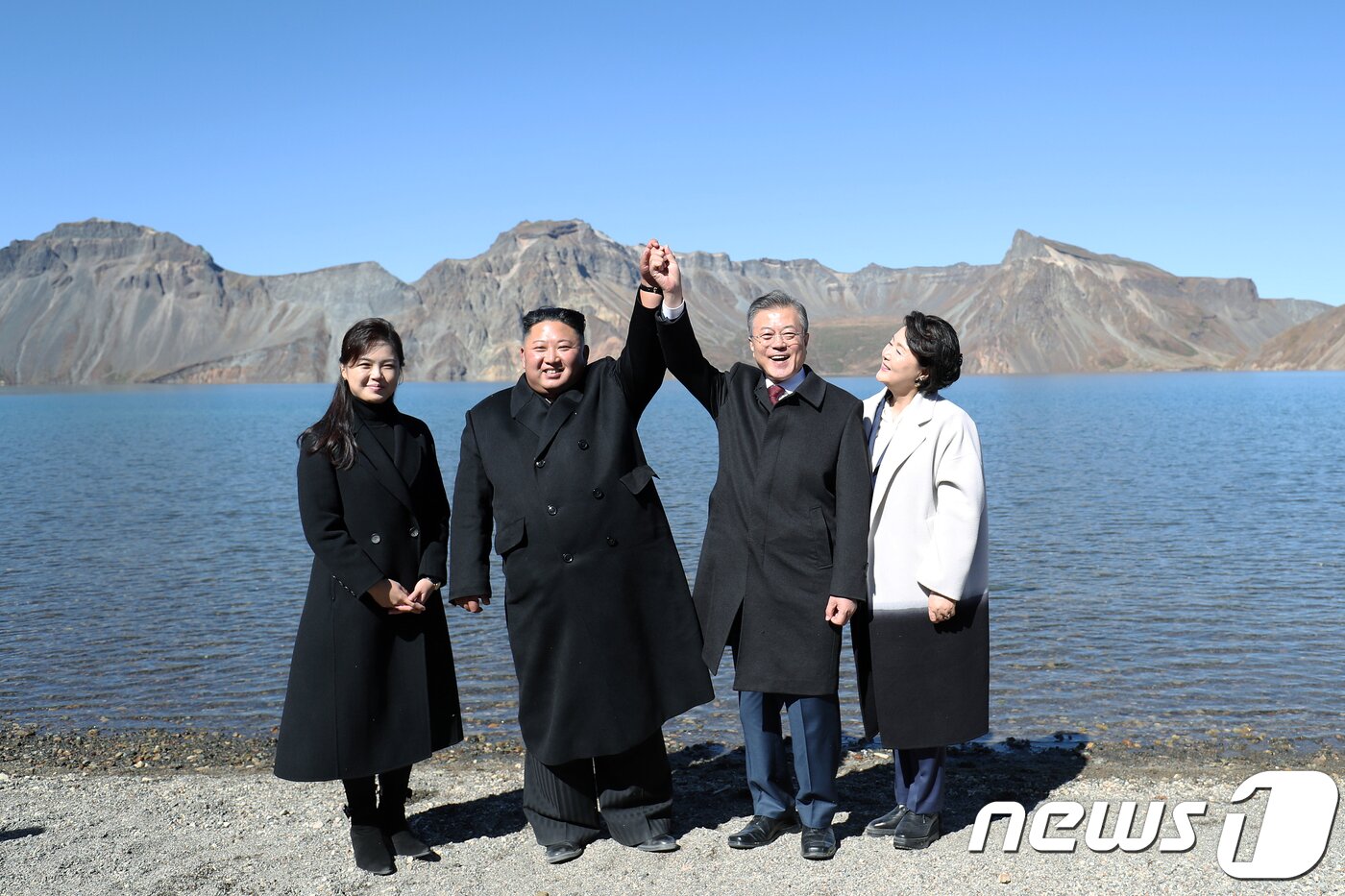 본문 이미지 - 문재인 대통령과 부인 김정숙 여사, 김정은 국무위원장과 부인 리설주 여사가 20일 오전 백두산 천지에서 서서 기념촬영을 하고 있다. 2018.9.20/평양사진공동취재단 ⓒ News1 평양사진공동취재단