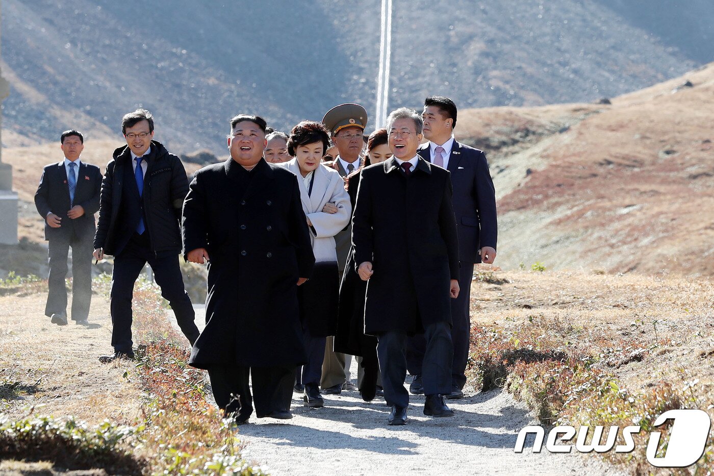 본문 이미지 - 문재인 대통령과 부인 김정숙 여사가 2018년 9월 20일 오전 김정은 국무위원장 내외와 백두산 천지를 산책하고 있다. 2018.9.20/뉴스1 ⓒ News1 평양사진공동취재단