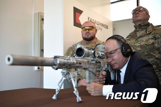 [사진] 신형 저격소총 시험사격하는 푸틴