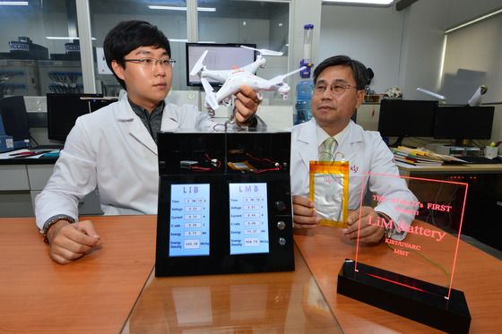 김문석 KIST 연구원(왼쪽)과 KIST 조원일 박사가 개발한 리튬금속-이온전지를 드론과 LED 등에 테스트하고 있다. (KIST 제공)