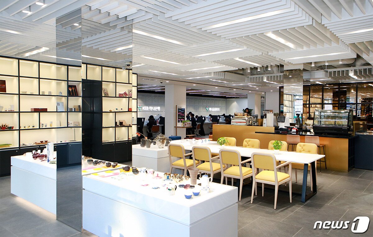 본문 이미지 - KEB하나은행 컬처뱅크 1호점 방배서래점. (KEB하나은행 제공)ⓒ News1