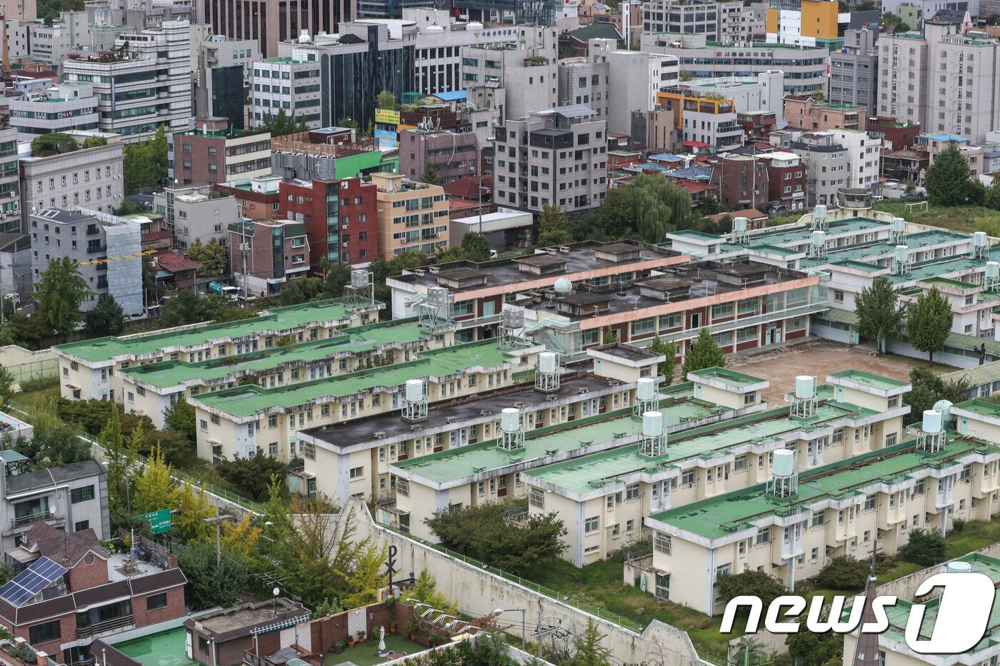본문 이미지 - 21일 정부가 발표한 수도권 주택공급 확대방안의 공공택지 개발 대상지에 포함된 옛 성동구치소 부지. 정부는 이날 수도권 주택공급 확대방안을 발표하면서 서울 인근지역에 330만㎡(100만평) 규모의 위례급 미니신도시 4~5곳을 만든다고 밝혔다. 옛 성동구치소 부지 등 서울과 수도권 17곳에 3만5000가구가 들어설 중·소규모 택지를 공급하기로 했다.2018.9.21/뉴스1 ⓒ News1 성동훈 기자