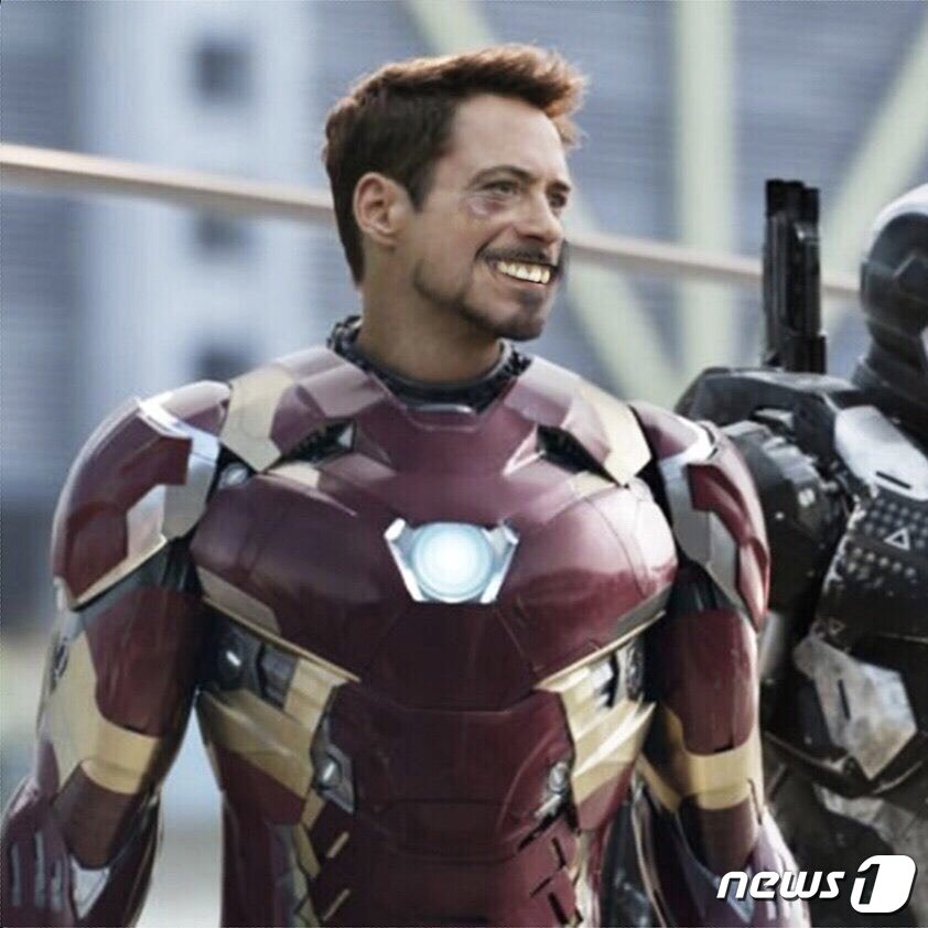 본문 이미지 - 웃고 있는 아이언맨.  포토샵 처리한 사진. 데이비드 첸 트위터. ⓒ News1