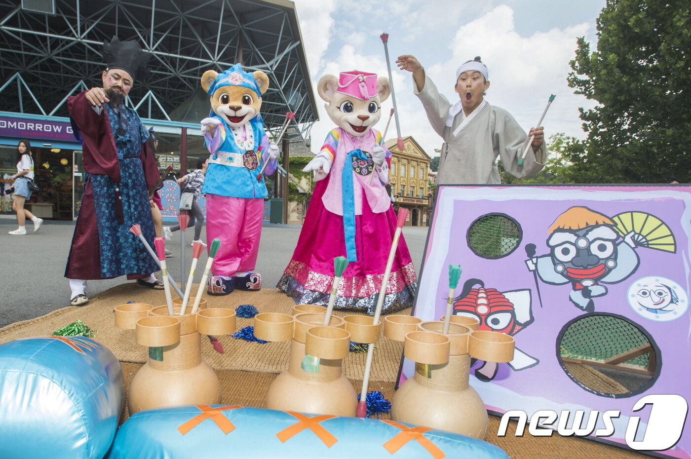 본문 이미지 - 에버랜드 대표 캐릭터인 '레니'와 '라라'가 투호를 하고 있다.(에버랜드 제공)ⓒ News1