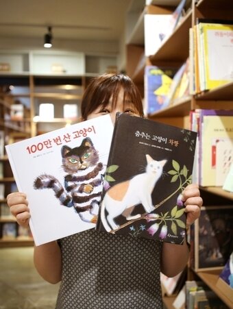 본문 이미지 - 작당은 그림책을 테마로 한 책 카페다. 한국관광공사 제공