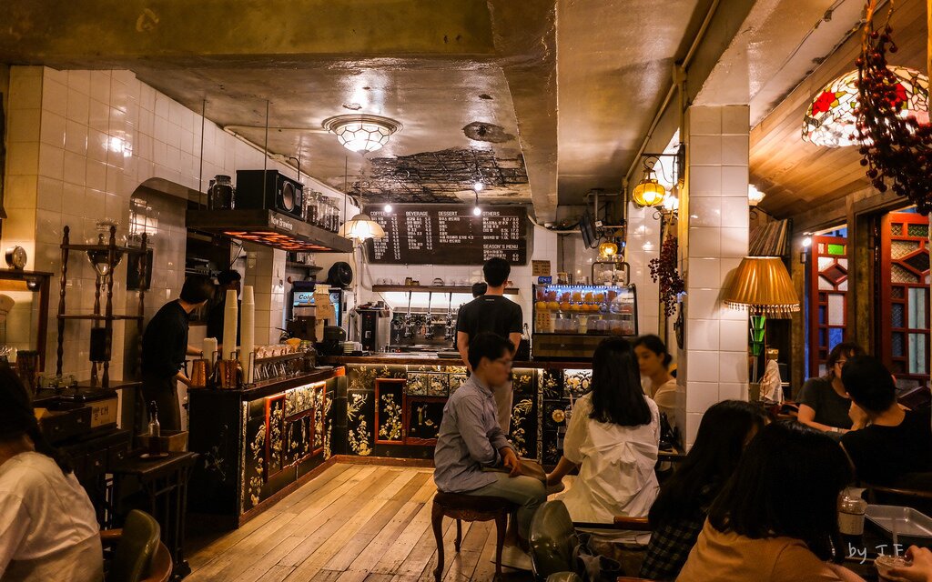 본문 이미지 - 을지로 3가에 자리한 커피를 파는 한약방이라는 독특한 콘셉트의 한 카페. Flickr_TFurban