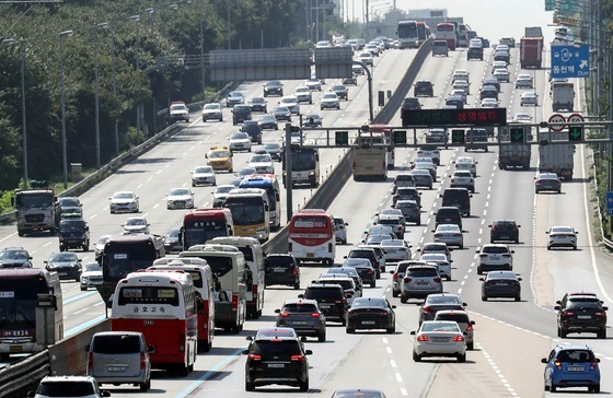 재정고속도로 통행료 한 달 면제…버스·심야 화물차 대상