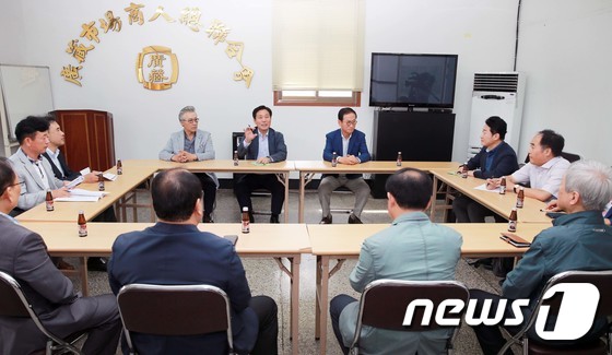 전통시장 상인들 만난 성뮨모 장관