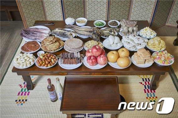 본문 이미지 - 함경북도 출신 탈북 요리가 허진씨가 준비한 북한의 차례상&#40;한국문화재단 제공&#41;  2018.9.18 ⓒ News1
