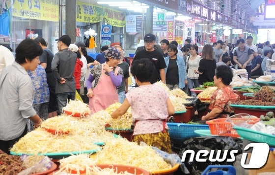 추석을 하루 앞둔 23일 전북의 모든 대형마트가 의무휴업일인 가운데 전주 중앙시장이 제수용품을 구입하러 온 시민들로 북적이고 있다. 2018.9.23/뉴스1 © News1 박슬용 기자
