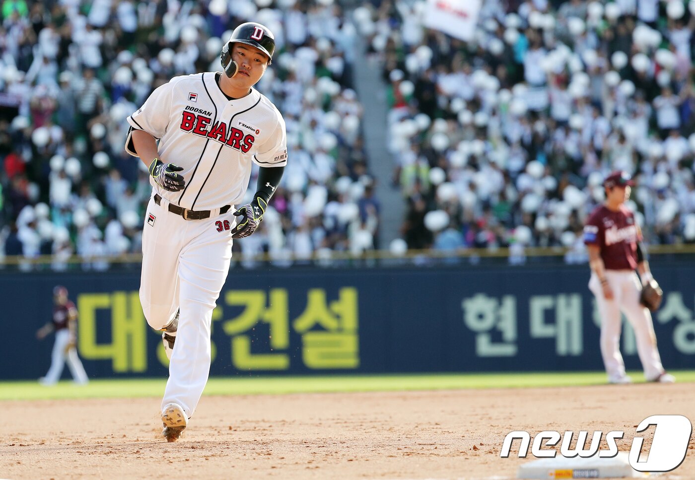 본문 이미지 - 25일 오후 서울 잠실야구장에서 열린 '2018 신한은행 마이카 KBO리그' 프로야구 두산 베어스와 넥센 히어로즈의 경기 7회말 2사 만루 상황, 만루 홈런을 친 두산 오재일이 베이스를 돌고 있다. 2018.9.25/뉴스1 ⓒ News1 이재명 기자