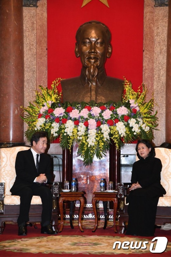 베트남 당 티 응옥 팅 국가주석 대행 면담하는 이낙연 총리