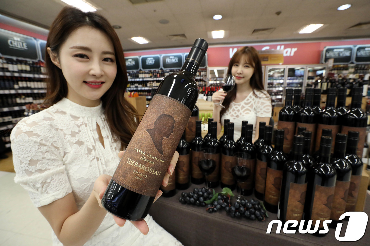 (서울=뉴스1) 이광호 기자 = 27일 오전 서울 이마트 용산점에서 모델들이 호주산 와인 ‘피터르만 바로산 쉬라즈’를 선보이고 있다. 피터르만 바로산 쉬라즈는 과즙량이 많고 단맛이 …